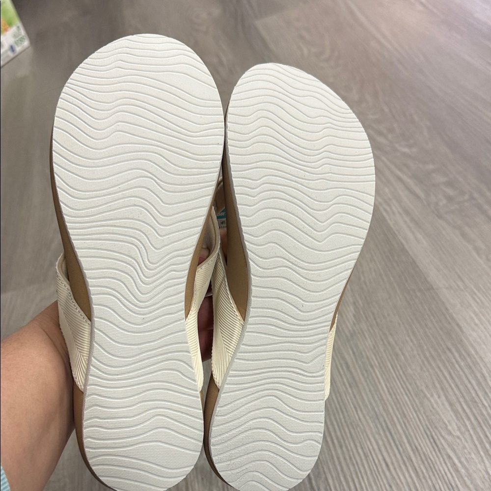 NWT Reef Beige and Light Brown Flip Flops - Picture 4 of 5